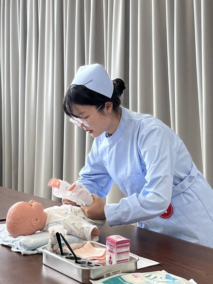 女1(1).jpg 女1(1).jpg